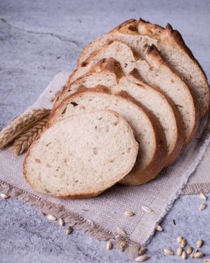 Beyaz gri arka planda taze ekmek