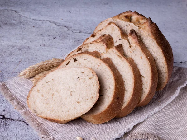 Φρέσκο Ψωμί Λευκό Γκρι Φόντο — Φωτογραφία Αρχείου