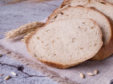 Beyaz gri arka planda taze ekmek