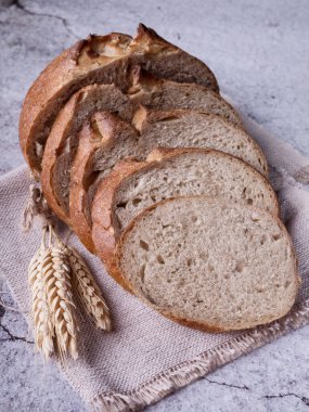 Beyaz gri arka planda taze ekmek