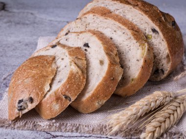 Beyaz gri arka planda taze ekmek