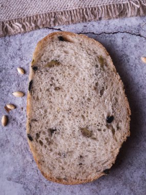 Ekmek siyah arkaplanda. taze ekmek