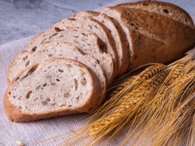 Ekmek siyah arkaplanda. taze ekmek