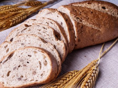 Ekmek siyah arkaplanda. taze ekmek