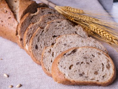 Ekmek siyah arkaplanda. taze ekmek