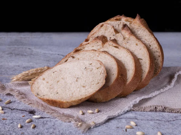 Pão Fresco Sobre Fundo Cinza Branco — Fotografia de Stock