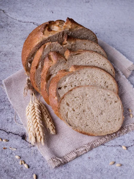 白い灰色の背景に新鮮なパン — ストック写真
