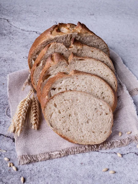 Φρέσκο Ψωμί Λευκό Γκρι Φόντο — Φωτογραφία Αρχείου