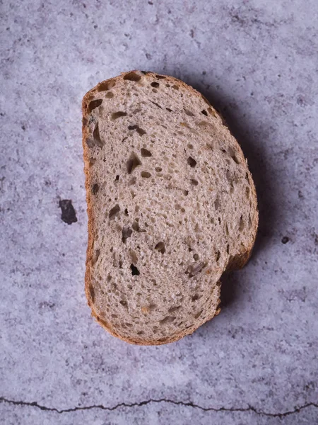 Pão Fresco Sobre Fundo Cinza Branco — Fotografia de Stock