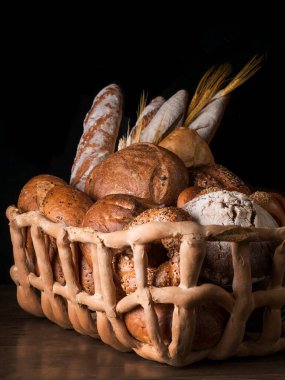 Ekmek siyah arkaplanda. taze ekmek