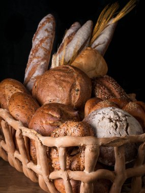 Ekmek siyah arkaplanda. taze ekmek