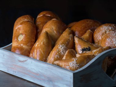 Ekmek siyah arkaplanda. taze ekmek