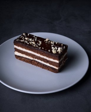 Kremalı ve fındıklı çikolatalı pasta