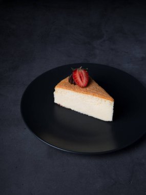 Bir parça çikolatalı kek ve siyah arka plan.