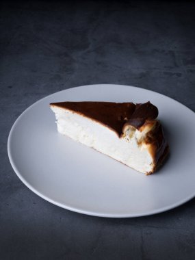 Tabağında siyah jöle olan bir parça çikolata.