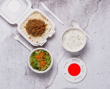 Eko plastik konteynırda iş yemeği hazır. Üst manzara. Ofis beslenme çantalarında yemek hazır. Yemek götürüyor. Yemek servisi, kahvaltı.