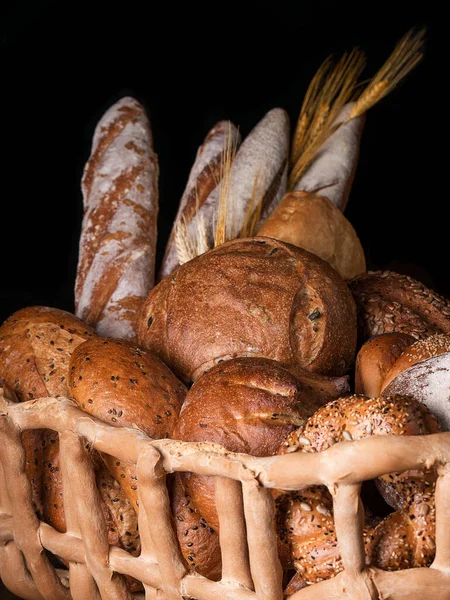 Ekmek siyah arkaplanda. taze ekmek