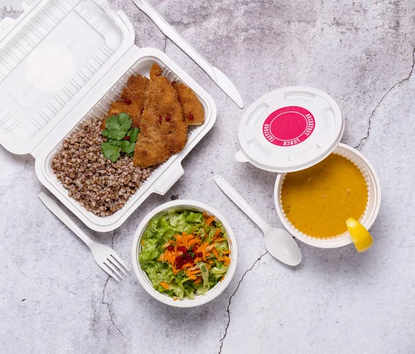 Eko plastik konteynırda iş yemeği hazır. Üst manzara. Ofis beslenme çantalarında yemek hazır. Yemek götürüyor. Yemek servisi, kahvaltı.