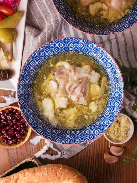 Kaukasische Suppe Khasch Mit Puri Fladenbrot Und Greenskhash Gericht Aus lizenzfreie Stockbilder