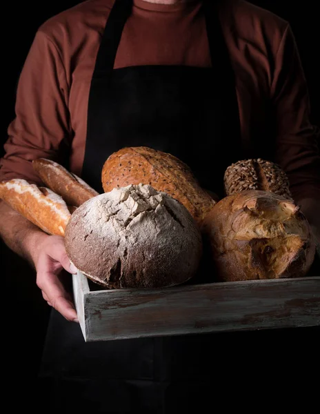 Bäcker Hält Brotkorb Isoliert Auf Schwarz Stockbild