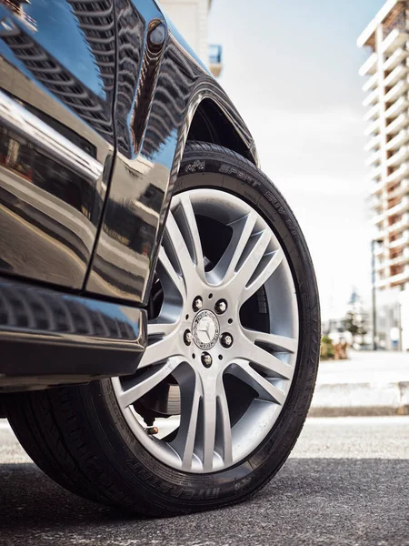 Bakü, Azerbaycan - 7 Eylül 2021: Mersedes-Benz arabası