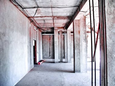 İçerideki çok katlı bir binanın inşaat alanında.