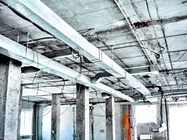 İçerideki çok katlı bir binanın inşaat alanında.