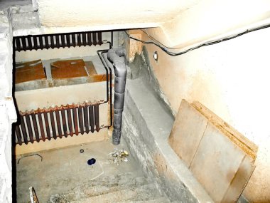 Eski beton çökmüş merdiven endüstriyel yapı dairesi