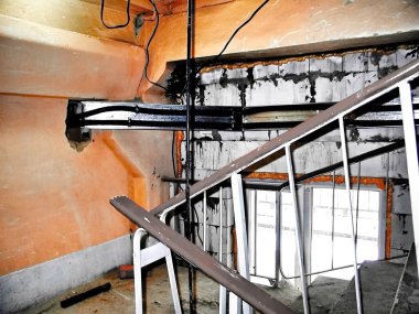 Eski beton çökmüş merdiven endüstriyel yapı dairesi