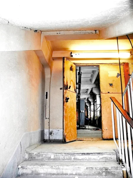 Antiguo Desmoronamiento Hormigón Escalera Loft Edificio Industrial — Foto de Stock