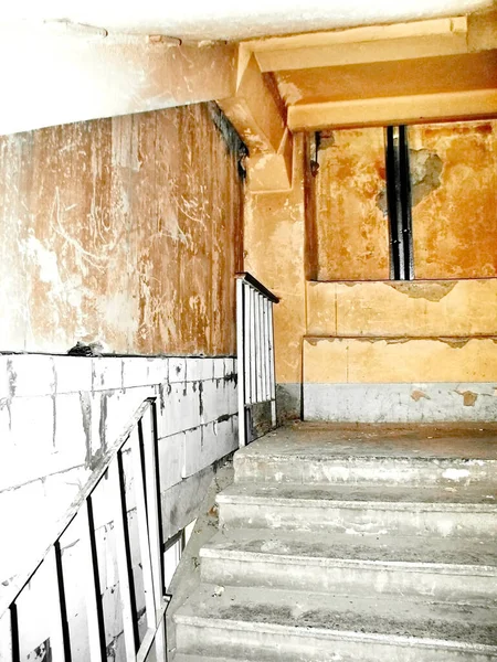 Velho Concreto Desmoronando Escadaria Edifício Industrial Loft — Fotografia de Stock