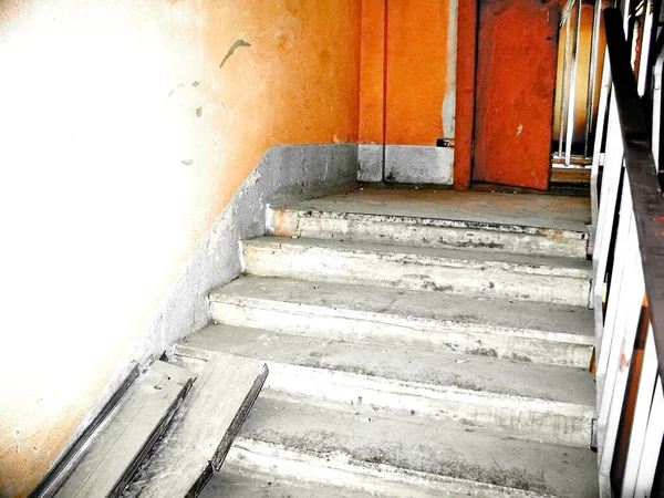 Régi Konkrét Omladozó Lépcsőház Ipari Épület Tetőtér — Stock Fotó