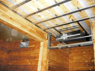 Ahşap bir kulübenin inşaatında