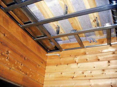 Ahşap bir kulübenin inşaatında