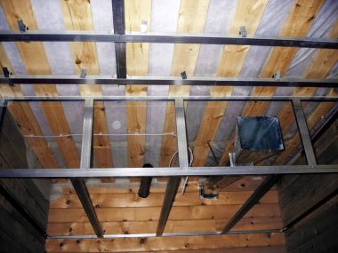 Ahşap bir kulübenin inşaatında