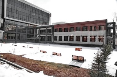 Kış cephelerindeki yüksek teknoloji bina cilalanıyor ve bitiriliyor