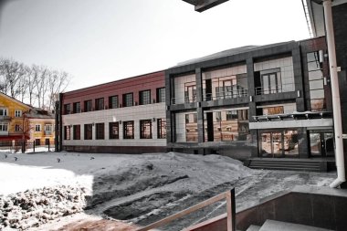 Kış cephelerindeki yüksek teknoloji bina cilalanıyor ve bitiriliyor