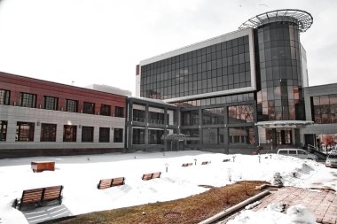 Kış cephelerindeki yüksek teknoloji bina cilalanıyor ve bitiriliyor