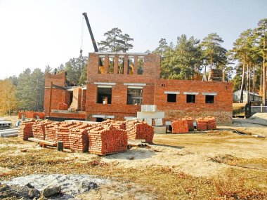 Damarlardaki tuğla kulübenin inşaat alanında.