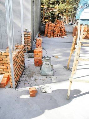 Damarlardaki tuğla kulübenin inşaat alanında.