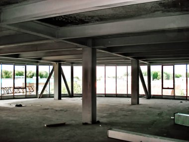 İnşaat alanı, içinde vitray elementler bulunan endüstriyel bir bina.