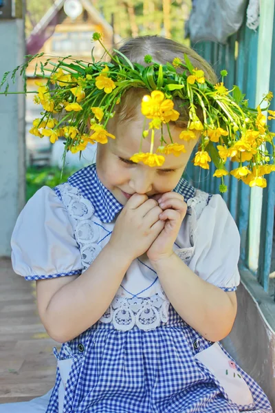 Meisje in een krans — Stockfoto