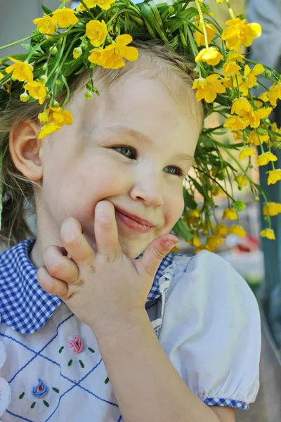 Kız bir çelenk — Stok fotoğraf