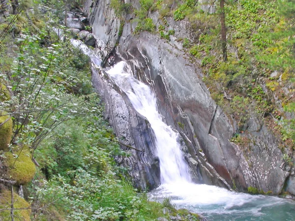 Río de montaña — Foto de Stock