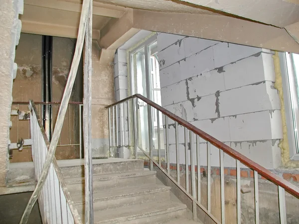 Oude betonnen trap loft — Stockfoto
