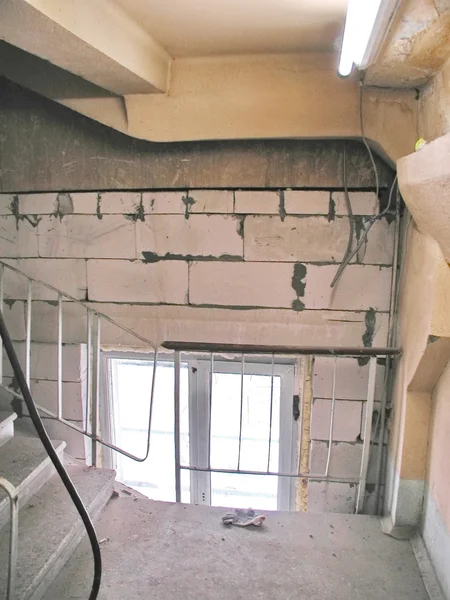 Velho sótão escadas de concreto — Fotografia de Stock