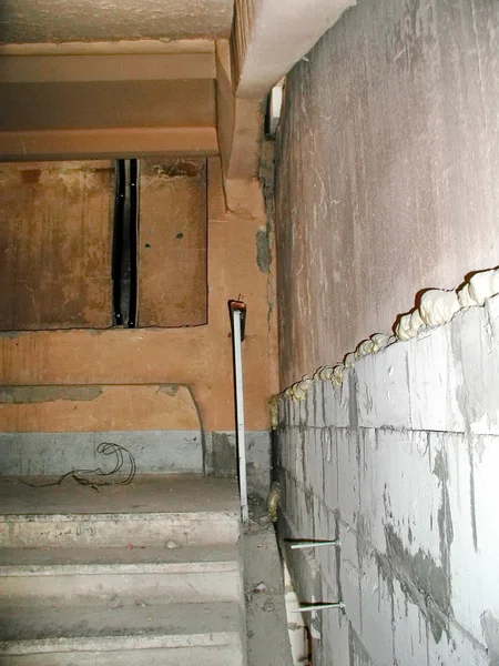 Старая бетонная лестница — стоковое фото