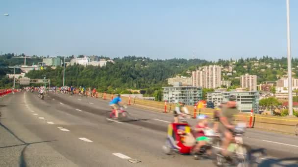Ciclistas em Portland — Vídeo de Stock