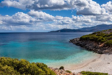 Güneşli havalarda Ithaca Adası körfezde görünümünü