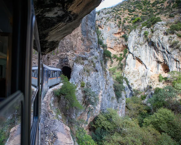 Tren tünele Diakopto dar hat demiryolu üzerinde hareket eder